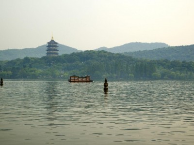 描写西湖美景的诗句